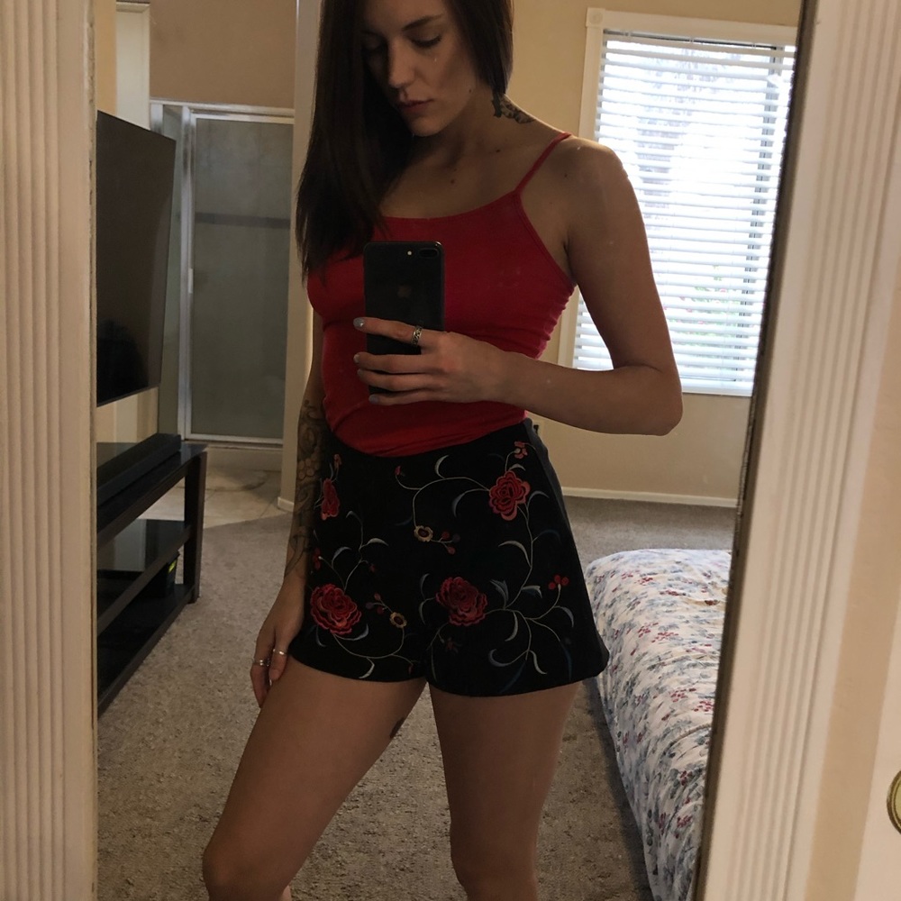 ‼️(3 FOR $20!) Mid Waist Vintage Floral Shorts - Picture 2 of 2